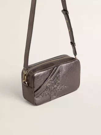 Star Bag aus grauem Metallic-Leder mit Swarovski-Kristallstern