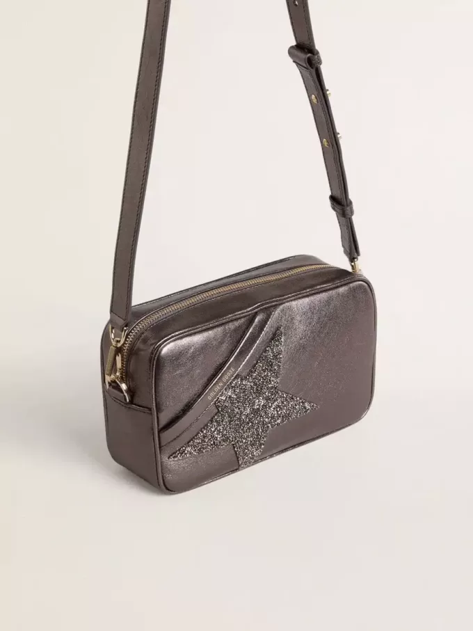 Star Bag aus grauem Metallic-Leder mit Swarovski-Kristallstern