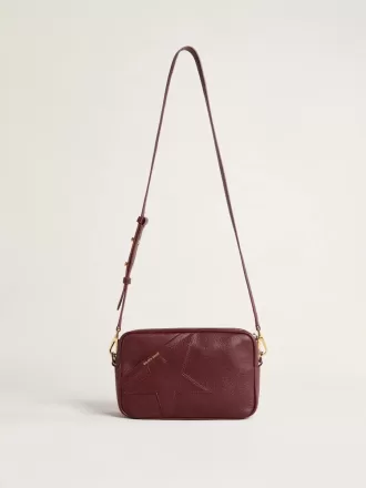 Star Bag aus weinrotem Leder mit farblich abgestimmtem Stern