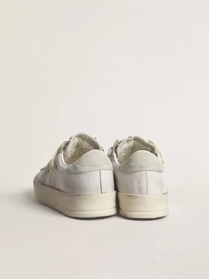 Stardan LTD aus weißem Leder mit Stern und Fersenlasche aus eisgrauem Wildleder Stardan LTD aus weißem Leder mit Stern und Fersenlasche aus eisgrauem Wildleder