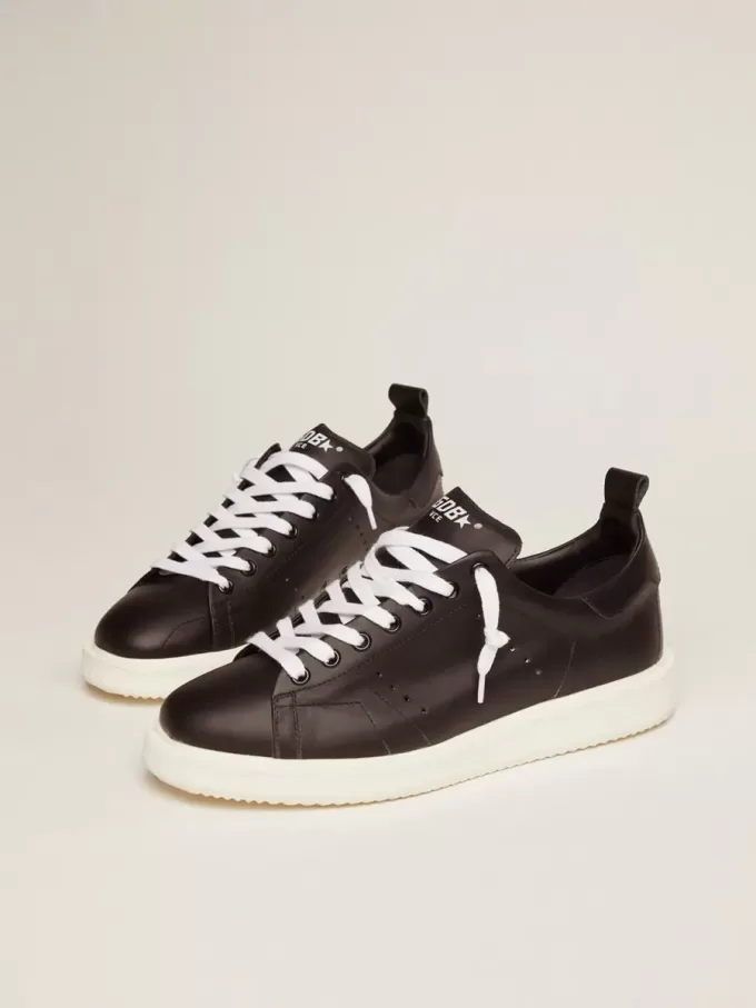Starter Sneakers aus komplett schwarzem Leder Starter Sneakers aus komplett schwarzem Leder