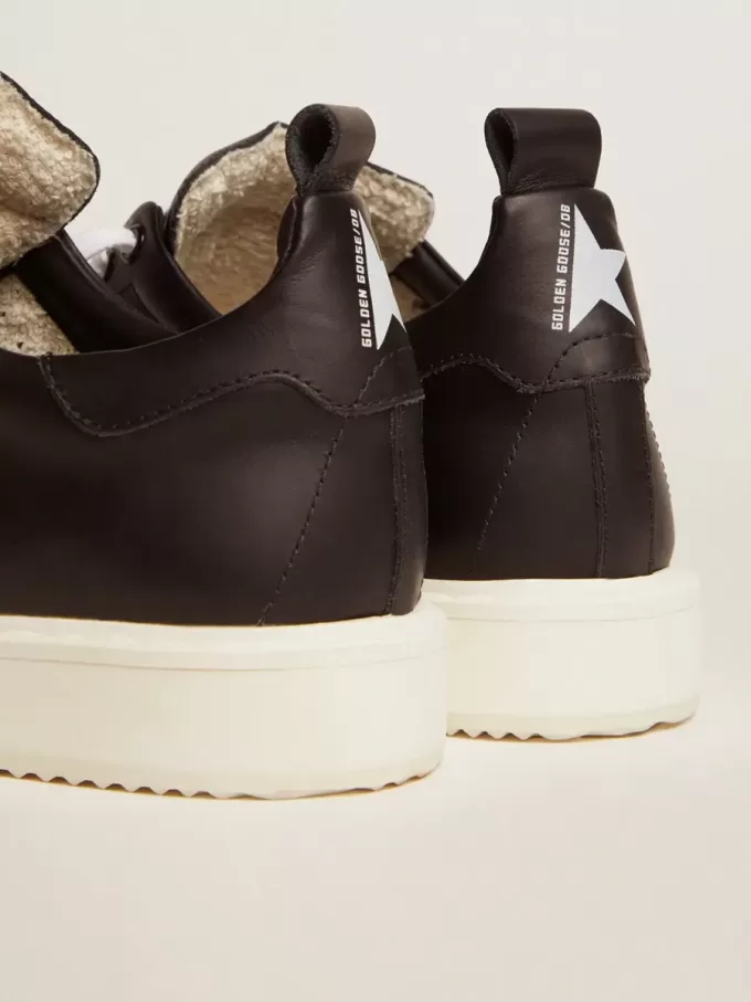 Starter Sneakers aus komplett schwarzem Leder Starter Sneakers aus komplett schwarzem Leder