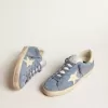 Super-Star aus hellblauem Wildleder mit beigem Lederstern und Fersenlasche Super-Star aus hellblauem Wildleder mit beigem Lederstern und Fersenlasche