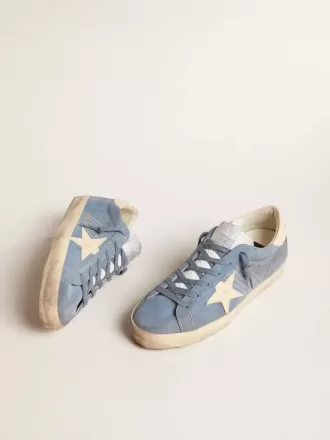 Super-Star aus hellblauem Wildleder mit beigem Lederstern und Fersenlasche Super-Star aus hellblauem Wildleder mit beigem Lederstern und Fersenlasche