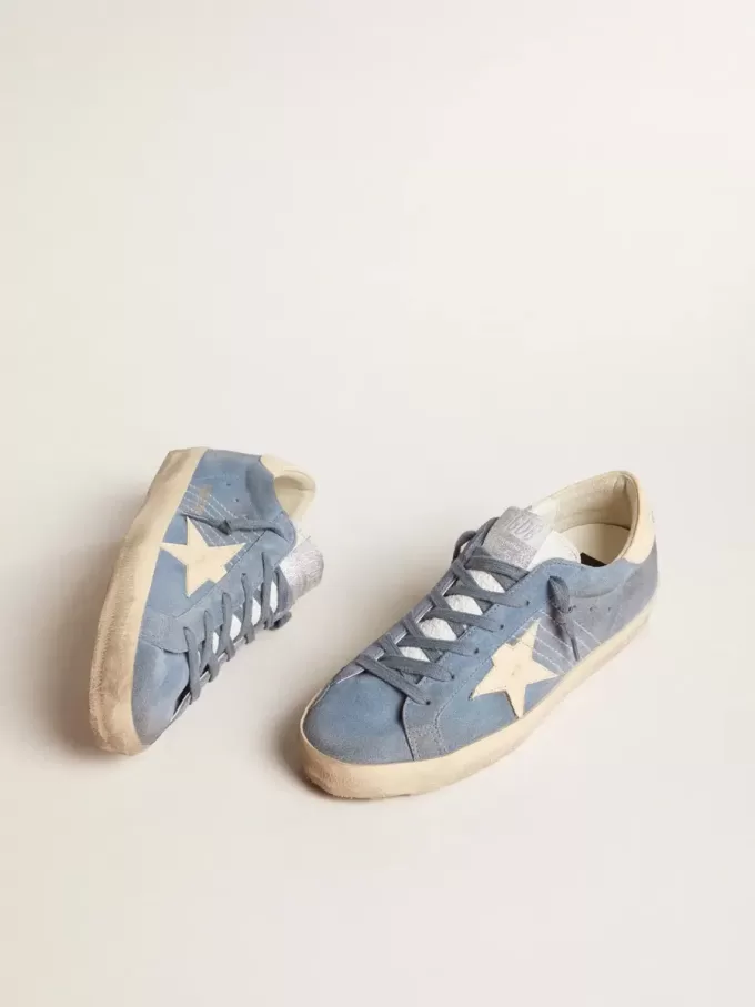 Super-Star aus hellblauem Wildleder mit beigem Lederstern und Fersenlasche Super-Star aus hellblauem Wildleder mit beigem Lederstern und Fersenlasche
