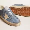Super-Star aus hellblauem Wildleder mit beigem Lederstern und Fersenlasche Super-Star aus hellblauem Wildleder mit beigem Lederstern und Fersenlasche