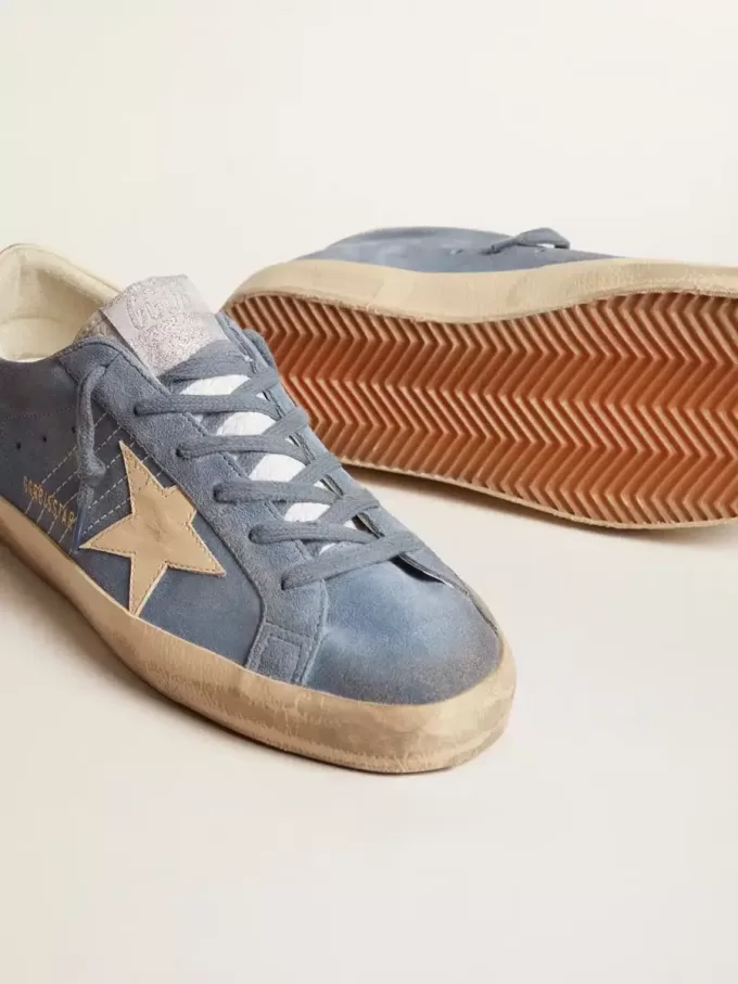 Super-Star aus hellblauem Wildleder mit beigem Lederstern und Fersenlasche Super-Star aus hellblauem Wildleder mit beigem Lederstern und Fersenlasche