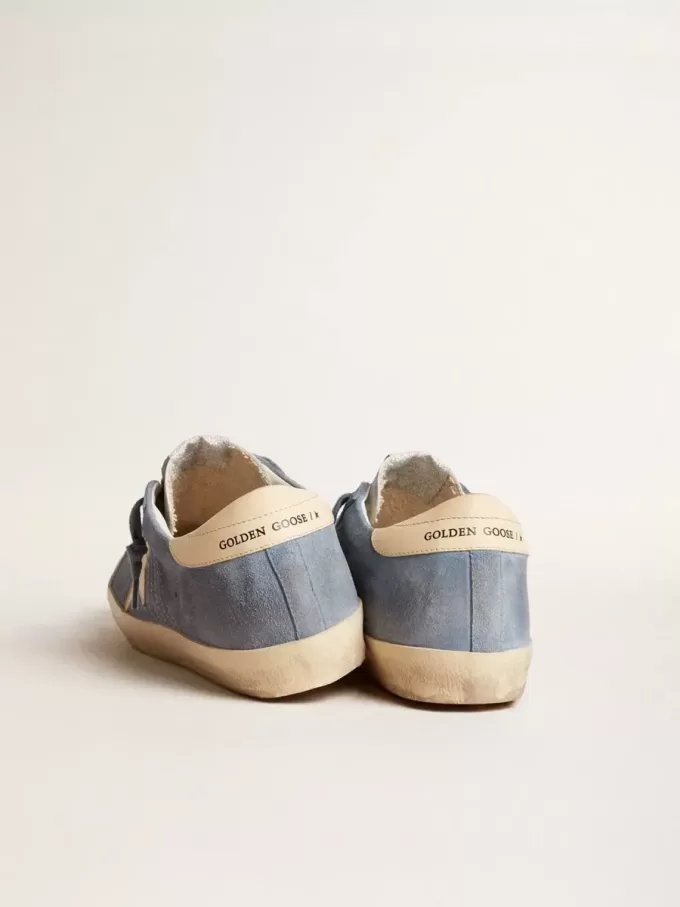 Super-Star aus hellblauem Wildleder mit beigem Lederstern und Fersenlasche Super-Star aus hellblauem Wildleder mit beigem Lederstern und Fersenlasche