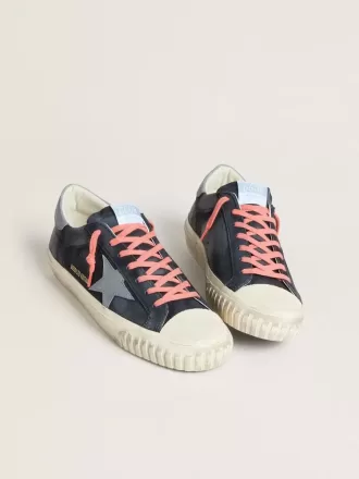 Super-Star aus marineblauem Leder mit hellblauem Lederstern und Fersenlasche