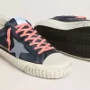 Super-Star aus marineblauem Leder mit hellblauem Lederstern und Fersenlasche