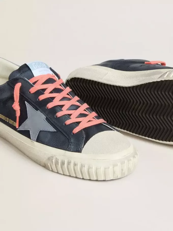 Super-Star aus marineblauem Leder mit hellblauem Lederstern und Fersenlasche