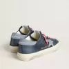 Super-Star aus marineblauem Leder mit hellblauem Lederstern und Fersenlasche