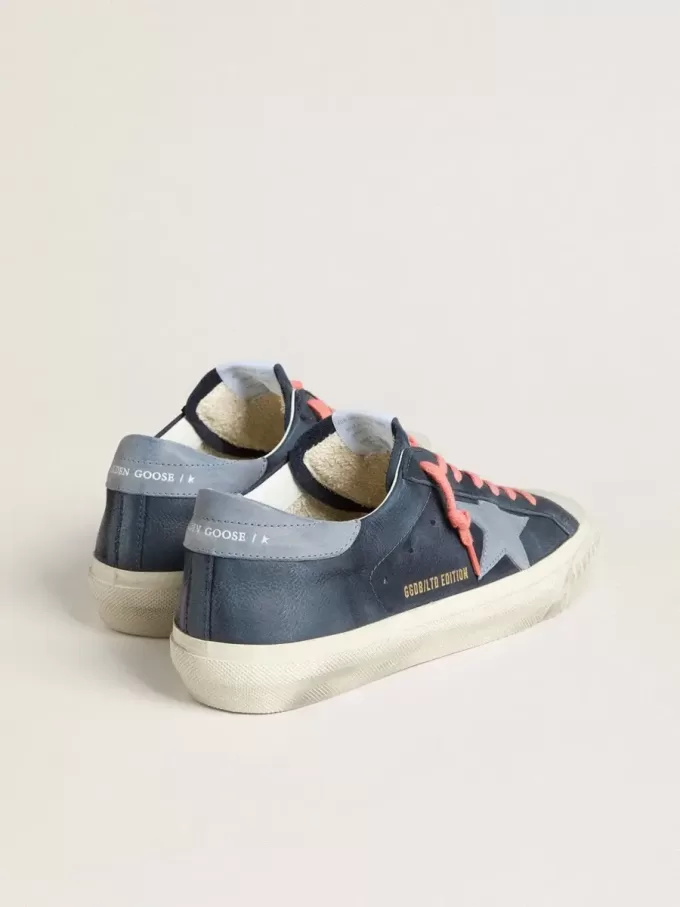 Super-Star aus marineblauem Leder mit hellblauem Lederstern und Fersenlasche