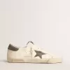 Super-Star aus Nappaleder mit grauem Wildlederstern und Fersenlasche Super-Star aus Nappaleder mit grauem Wildlederstern und Fersenlasche