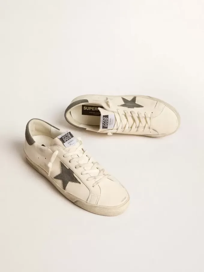 Super-Star aus Nappaleder mit grauem Wildlederstern und Fersenlasche Super-Star aus Nappaleder mit grauem Wildlederstern und Fersenlasche