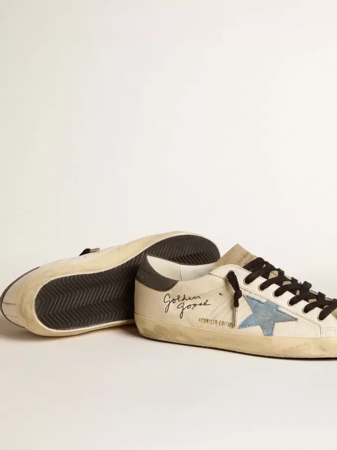 Super-Star aus Nappaleder mit hellblauem Wildlederstern und grauer Lederlasche am Absatz