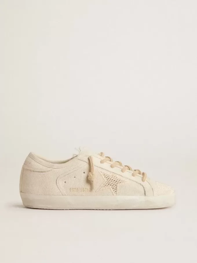 Super-Star aus perlfarbenem Canvas mit einem Ton-in-Ton-Sterneffekt aus Mesh Super-Star aus perlfarbenem Canvas mit einem Ton-in-Ton-Sterneffekt aus Mesh