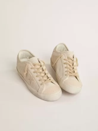 Super-Star aus perlfarbenem Canvas mit einem Ton-in-Ton-Sterneffekt aus Mesh Super-Star aus perlfarbenem Canvas mit einem Ton-in-Ton-Sterneffekt aus Mesh