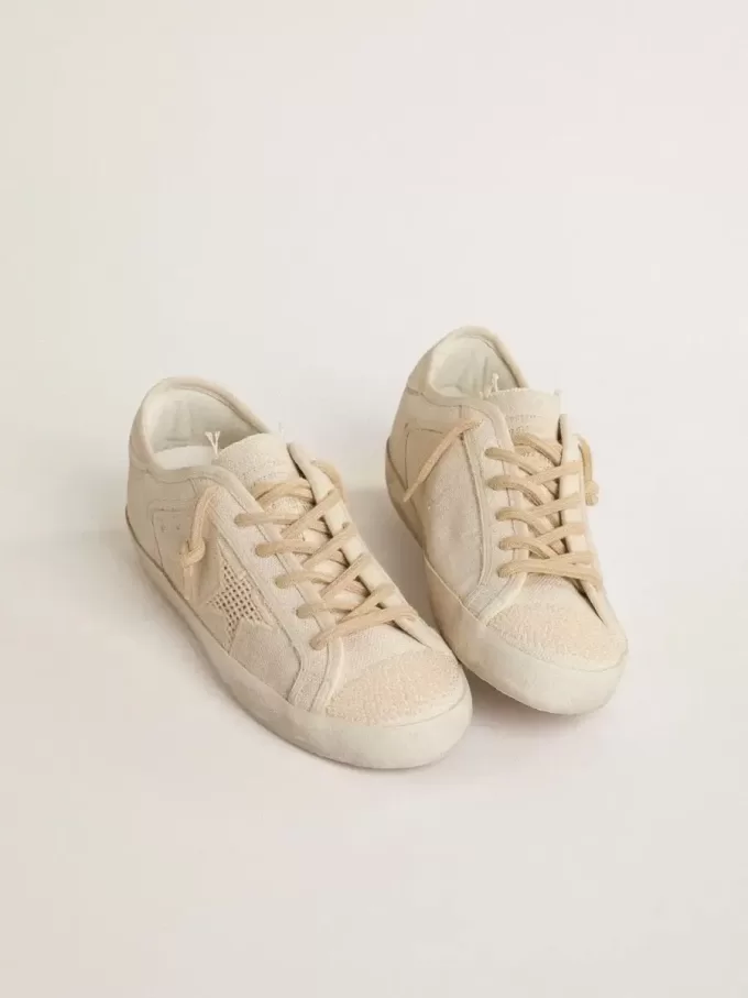 Super-Star aus perlfarbenem Canvas mit einem Ton-in-Ton-Sterneffekt aus Mesh Super-Star aus perlfarbenem Canvas mit einem Ton-in-Ton-Sterneffekt aus Mesh
