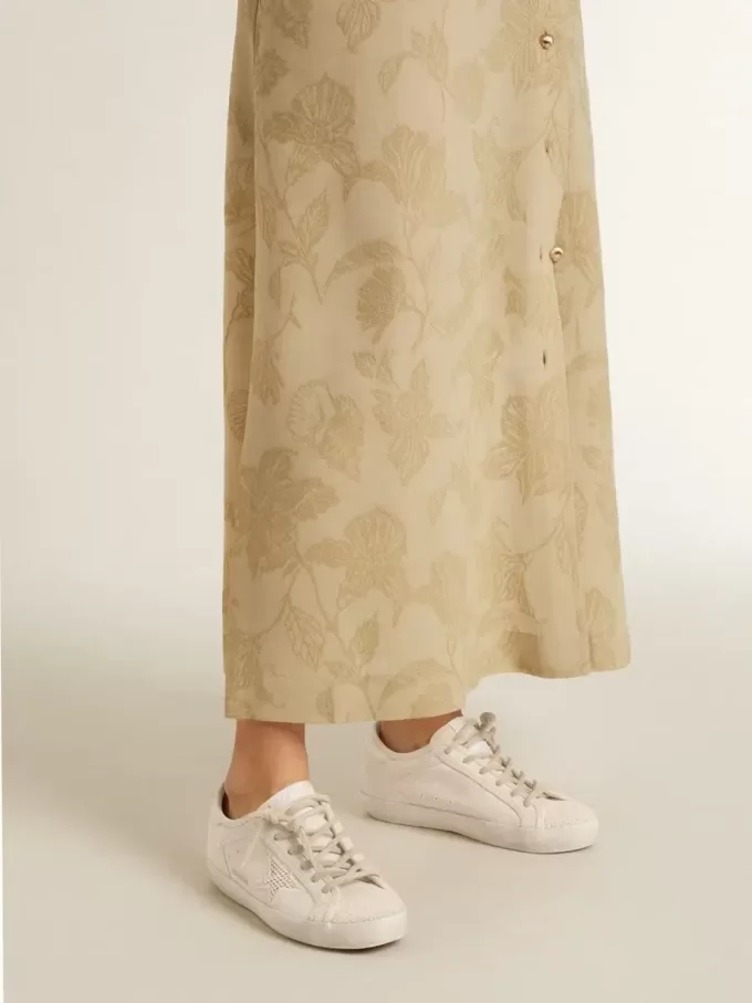 Super-Star aus perlfarbenem Canvas mit einem Ton-in-Ton-Sterneffekt aus Mesh Super-Star aus perlfarbenem Canvas mit einem Ton-in-Ton-Sterneffekt aus Mesh