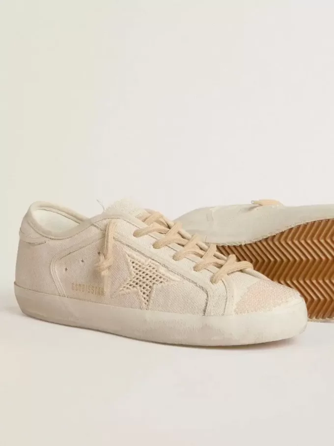 Super-Star aus perlfarbenem Canvas mit einem Ton-in-Ton-Sterneffekt aus Mesh Super-Star aus perlfarbenem Canvas mit einem Ton-in-Ton-Sterneffekt aus Mesh