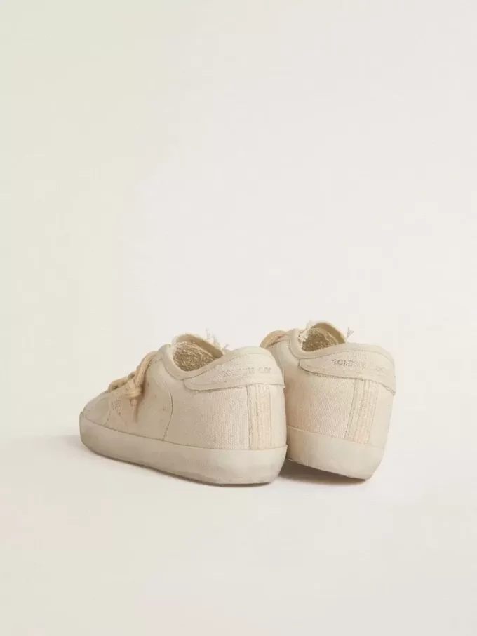 Super-Star aus perlfarbenem Canvas mit einem Ton-in-Ton-Sterneffekt aus Mesh Super-Star aus perlfarbenem Canvas mit einem Ton-in-Ton-Sterneffekt aus Mesh