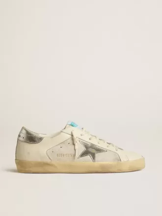Super-Star aus weißem Leder und Wildleder mit silbernem und goldenem Lederstern Super-Star aus weißem Leder und Wildleder mit silbernem und goldenem Lederstern