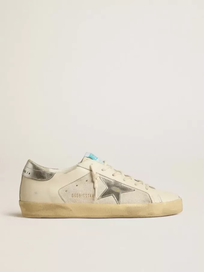 Super-Star aus weißem Leder und Wildleder mit silbernem und goldenem Lederstern Super-Star aus weißem Leder und Wildleder mit silbernem und goldenem Lederstern