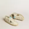 Super-Star aus weißem Leder und Wildleder mit silbernem und goldenem Lederstern Super-Star aus weißem Leder und Wildleder mit silbernem und goldenem Lederstern
