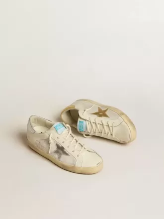 Super-Star aus weißem Leder und Wildleder mit silbernem und goldenem Lederstern Super-Star aus weißem Leder und Wildleder mit silbernem und goldenem Lederstern