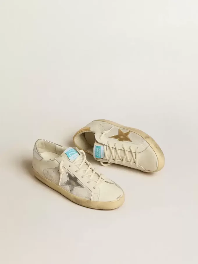 Super-Star aus weißem Leder und Wildleder mit silbernem und goldenem Lederstern Super-Star aus weißem Leder und Wildleder mit silbernem und goldenem Lederstern