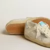 Super-Star aus weißem Leder und Wildleder mit silbernem und goldenem Lederstern Super-Star aus weißem Leder und Wildleder mit silbernem und goldenem Lederstern