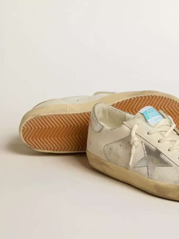 Super-Star aus weißem Leder und Wildleder mit silbernem und goldenem Lederstern Super-Star aus weißem Leder und Wildleder mit silbernem und goldenem Lederstern