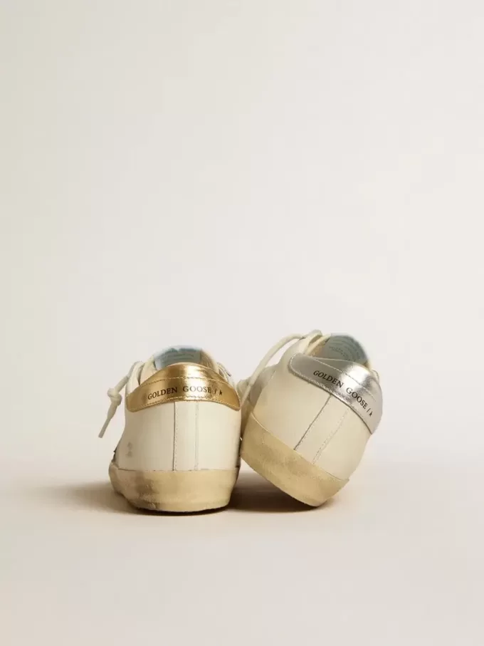 Super-Star aus weißem Leder und Wildleder mit silbernem und goldenem Lederstern Super-Star aus weißem Leder und Wildleder mit silbernem und goldenem Lederstern