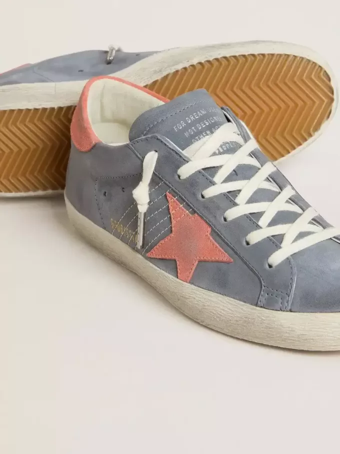 Super Star für Damen aus blauem Nubukleder mit rosa Wildlederstern und Fersenlasche Super Star für Damen aus blauem Nubukleder mit rosa Wildlederstern und Fersenlasche