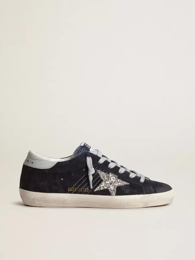 Super-Star für Damen aus blauem Wildleder, mit silbernem Glitzerstern und Lederlasche am Absatz Super-Star für Damen aus blauem Wildleder, mit silbernem Glitzerstern und Lederlasche am Absatz