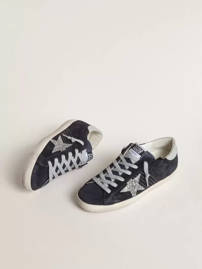 Super-Star für Damen aus blauem Wildleder, mit silbernem Glitzerstern und Lederlasche am Absatz Super-Star für Damen aus blauem Wildleder, mit silbernem Glitzerstern und Lederlasche am Absatz