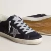 Super-Star für Damen aus blauem Wildleder, mit silbernem Glitzerstern und Lederlasche am Absatz Super-Star für Damen aus blauem Wildleder, mit silbernem Glitzerstern und Lederlasche am Absatz