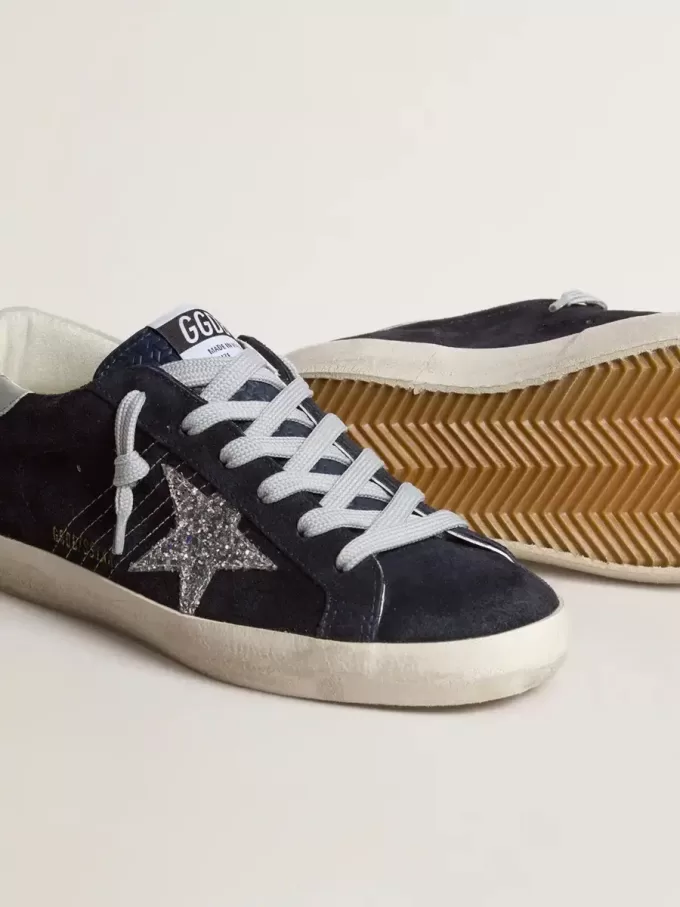 Super-Star für Damen aus blauem Wildleder, mit silbernem Glitzerstern und Lederlasche am Absatz Super-Star für Damen aus blauem Wildleder, mit silbernem Glitzerstern und Lederlasche am Absatz