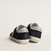 Super-Star für Damen aus blauem Wildleder, mit silbernem Glitzerstern und Lederlasche am Absatz Super-Star für Damen aus blauem Wildleder, mit silbernem Glitzerstern und Lederlasche am Absatz