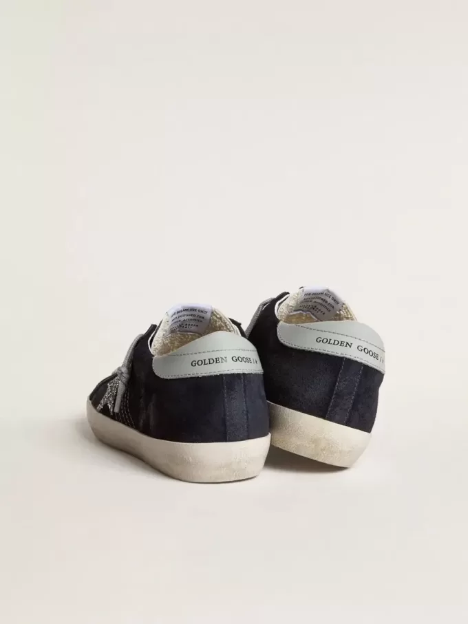 Super-Star für Damen aus blauem Wildleder, mit silbernem Glitzerstern und Lederlasche am Absatz Super-Star für Damen aus blauem Wildleder, mit silbernem Glitzerstern und Lederlasche am Absatz