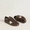 Super-Star für Damen aus dunkelbraunem Leder mit cremefarbenem Wildlederstern und Nieten Super-Star für Damen aus dunkelbraunem Leder mit cremefarbenem Wildlederstern und Nieten