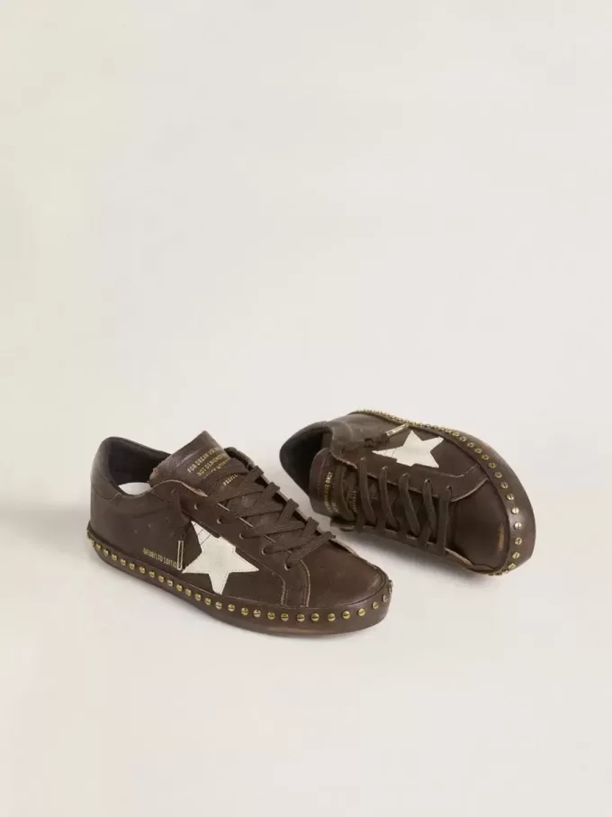 Super-Star für Damen aus dunkelbraunem Leder mit cremefarbenem Wildlederstern und Nieten Super-Star für Damen aus dunkelbraunem Leder mit cremefarbenem Wildlederstern und Nieten