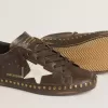 Super-Star für Damen aus dunkelbraunem Leder mit cremefarbenem Wildlederstern und Nieten Super-Star für Damen aus dunkelbraunem Leder mit cremefarbenem Wildlederstern und Nieten