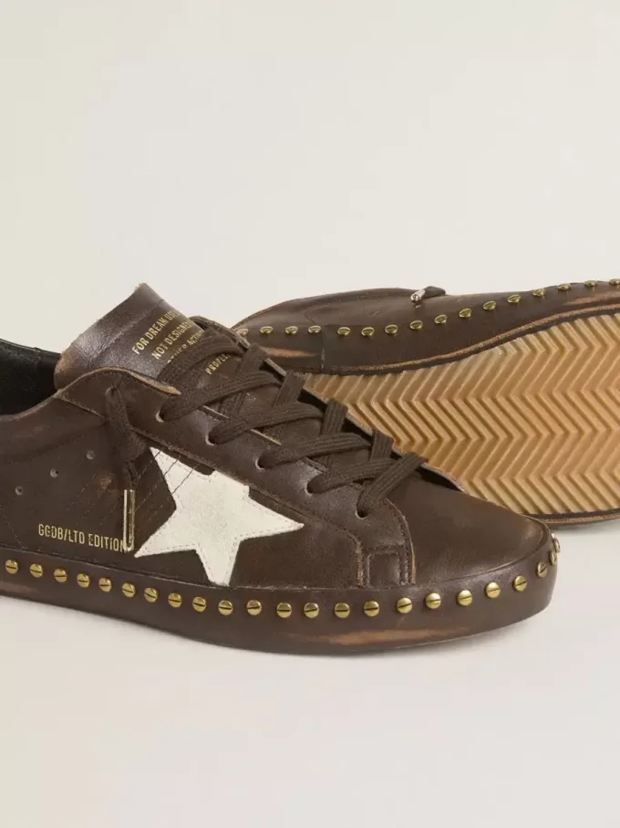 Super-Star für Damen aus dunkelbraunem Leder mit cremefarbenem Wildlederstern und Nieten Super-Star für Damen aus dunkelbraunem Leder mit cremefarbenem Wildlederstern und Nieten