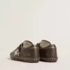 Super-Star für Damen aus dunkelbraunem Leder mit cremefarbenem Wildlederstern und Nieten Super-Star für Damen aus dunkelbraunem Leder mit cremefarbenem Wildlederstern und Nieten