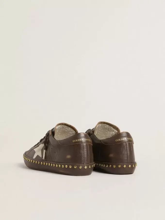 Super-Star für Damen aus dunkelbraunem Leder mit cremefarbenem Wildlederstern und Nieten Super-Star für Damen aus dunkelbraunem Leder mit cremefarbenem Wildlederstern und Nieten