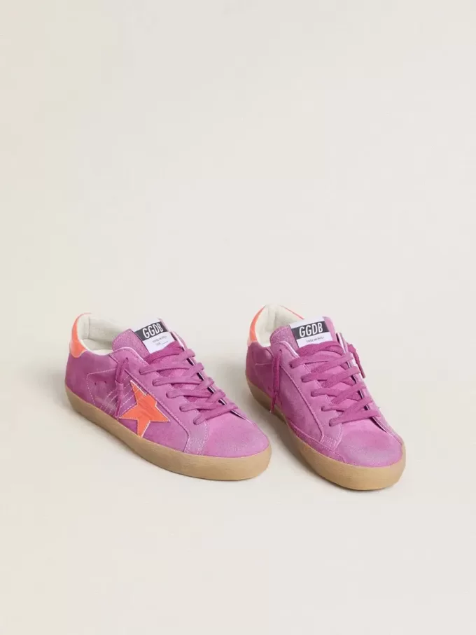 Super-Star für Damen aus fuchsiafarbenem Wildleder mit fluoreszierendem orangefarbenem laminiertem Lederstern und Fersenlasche Super-Star für Damen aus fuchsiafarbenem Wildleder mit fluoreszierendem orangefarbenem laminiertem Lederstern und Fersenlasche