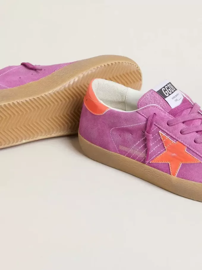 Super-Star für Damen aus fuchsiafarbenem Wildleder mit fluoreszierendem orangefarbenem laminiertem Lederstern und Fersenlasche Super-Star für Damen aus fuchsiafarbenem Wildleder mit fluoreszierendem orangefarbenem laminiertem Lederstern und Fersenlasche