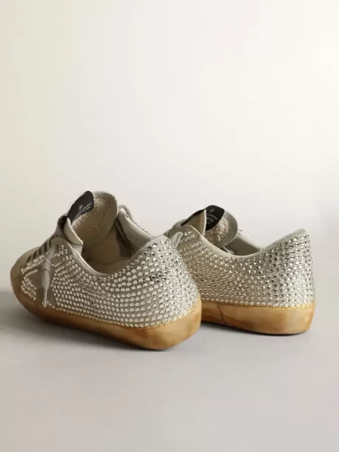 Super-Star für Damen aus gealtertem weißem Nubukleder mit Swarovski-Kristallen Super-Star für Damen aus gealtertem weißem Nubukleder mit Swarovski-Kristallen